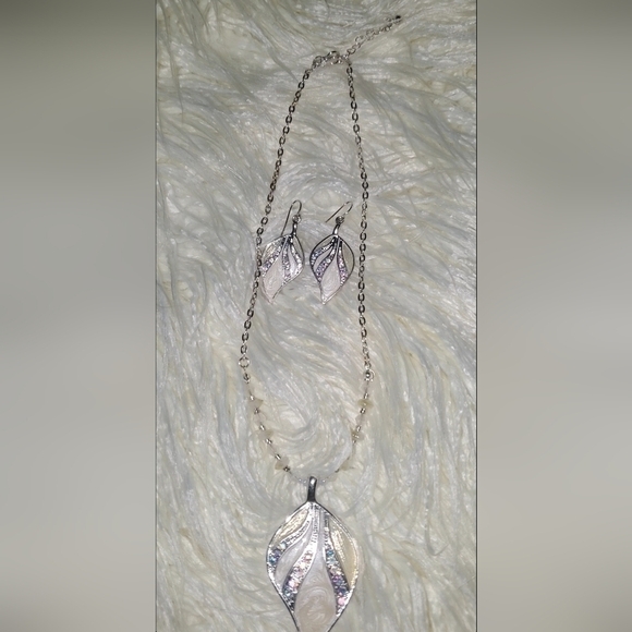 STAMPED KG Vintage Necklace Set. Leaf Design Dangle Earring & Necklace 🌴 - Picture 9 of 10